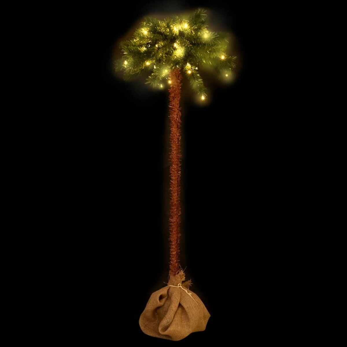 Ein kleiner Weihnachtsbaum aus grünen Nadeln mit Lichtern oben und einem Jutesack als Basis.