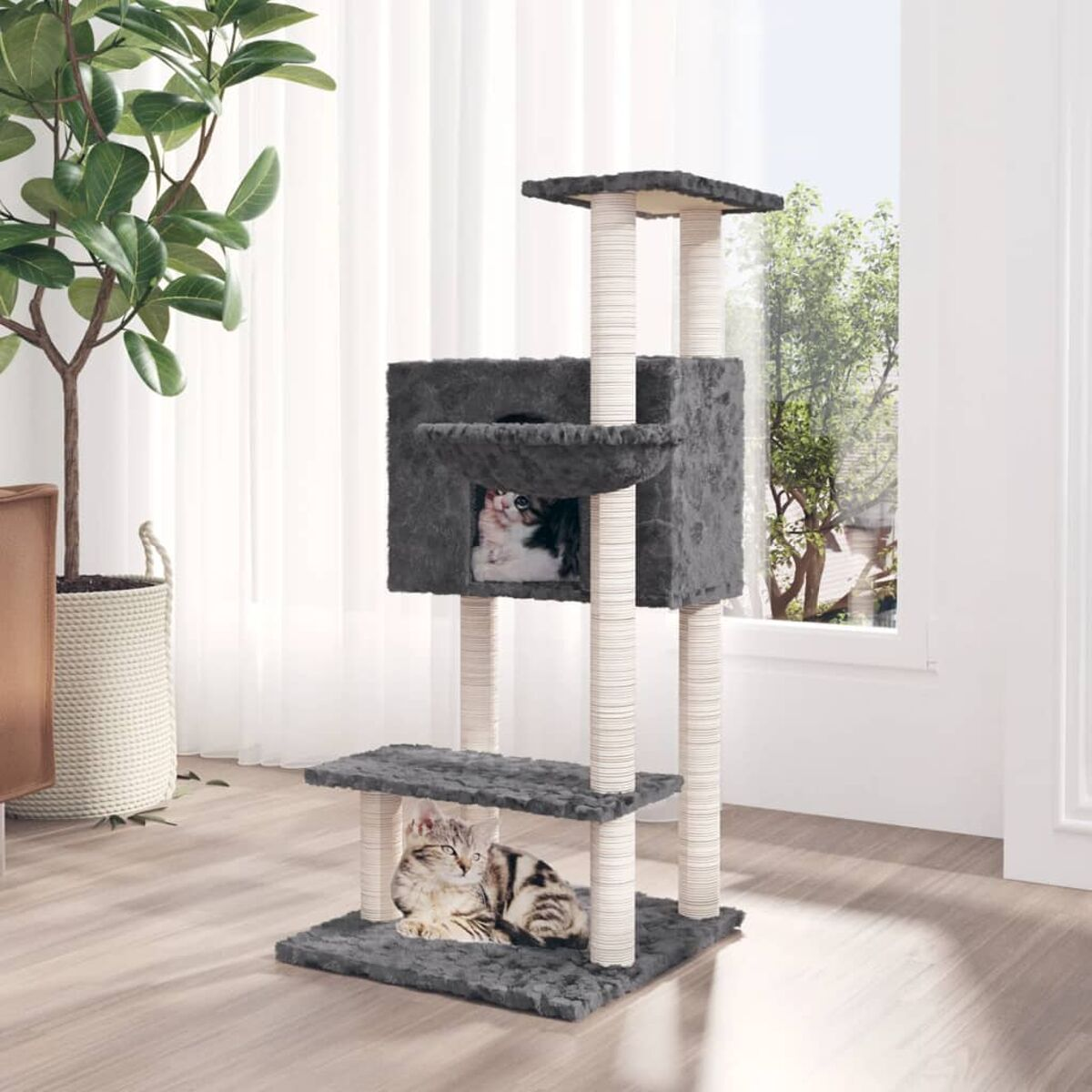 Katzenbaum mit schlafender Katze. Zwei Katzen im geschlossenen Haus. Katze auch auf der unteren Ebene.
