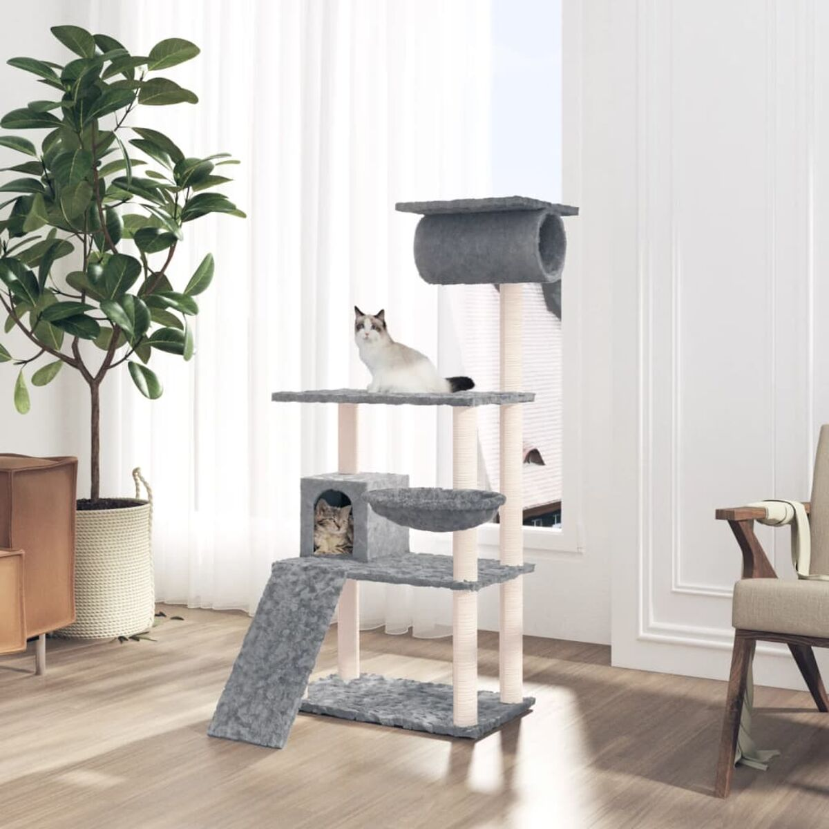 Kratzbaum mit zwei Katzen. Eine Katze im Haus, die andere auf einer Plattform.
