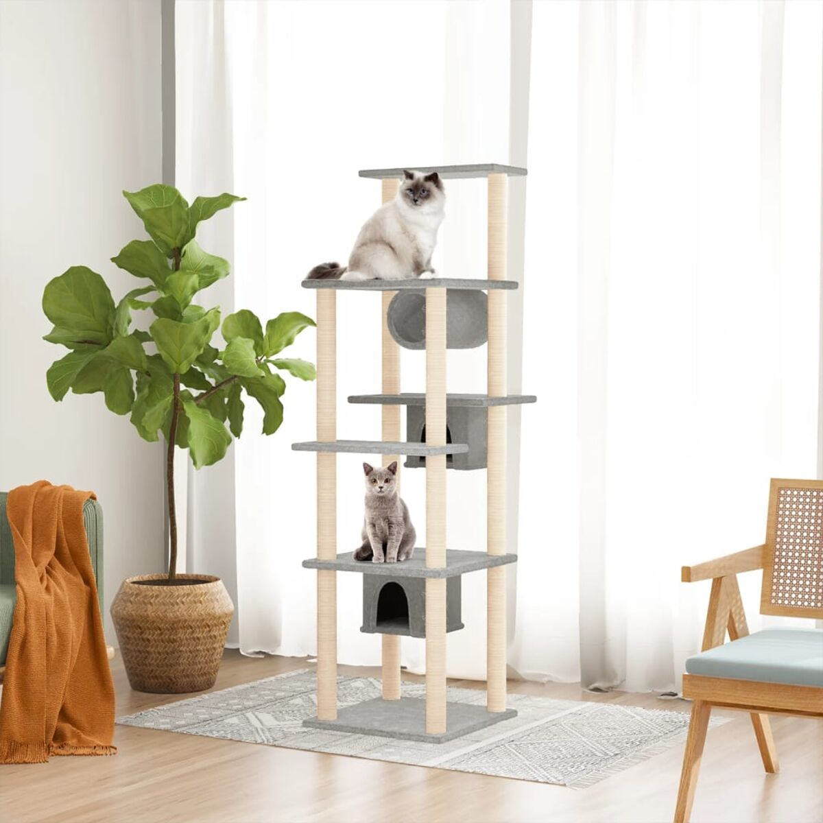 Ein mehrstöckiger Katzenbaum mit Katzen. Beige Pfosten, graue Plattformen, in einem Raum.