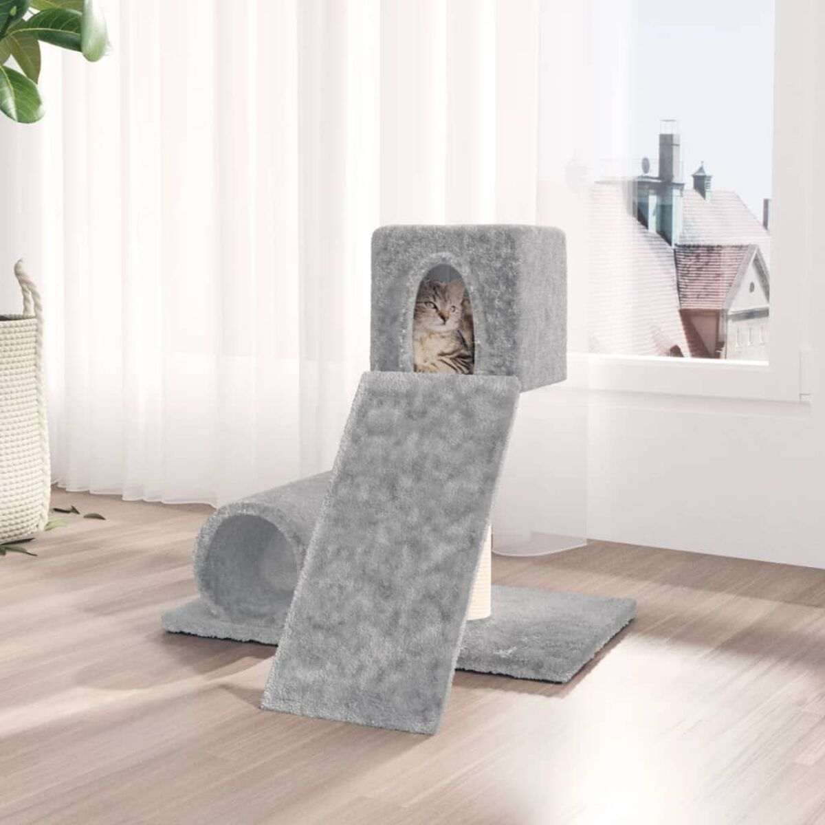 Ein grauer Katzenbaum mit Haus, Tunnel, Rampe und Katze. Vor weißem Hintergrund.