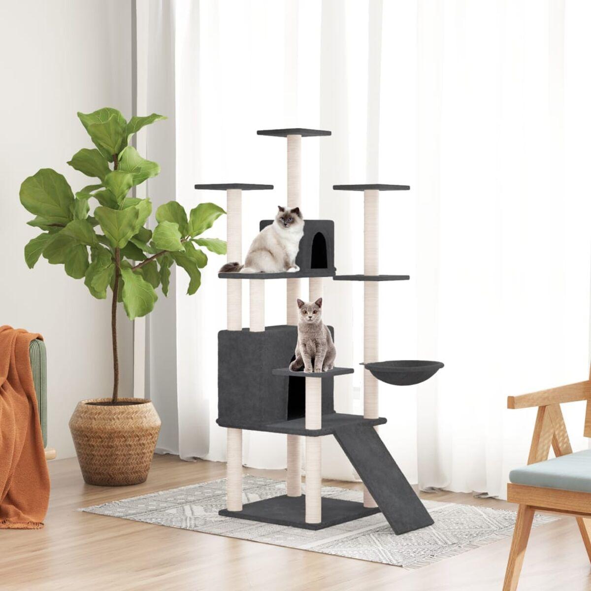 Ein Katzenbaum mit zwei Katzen, eine weiße oben und eine graue unten.