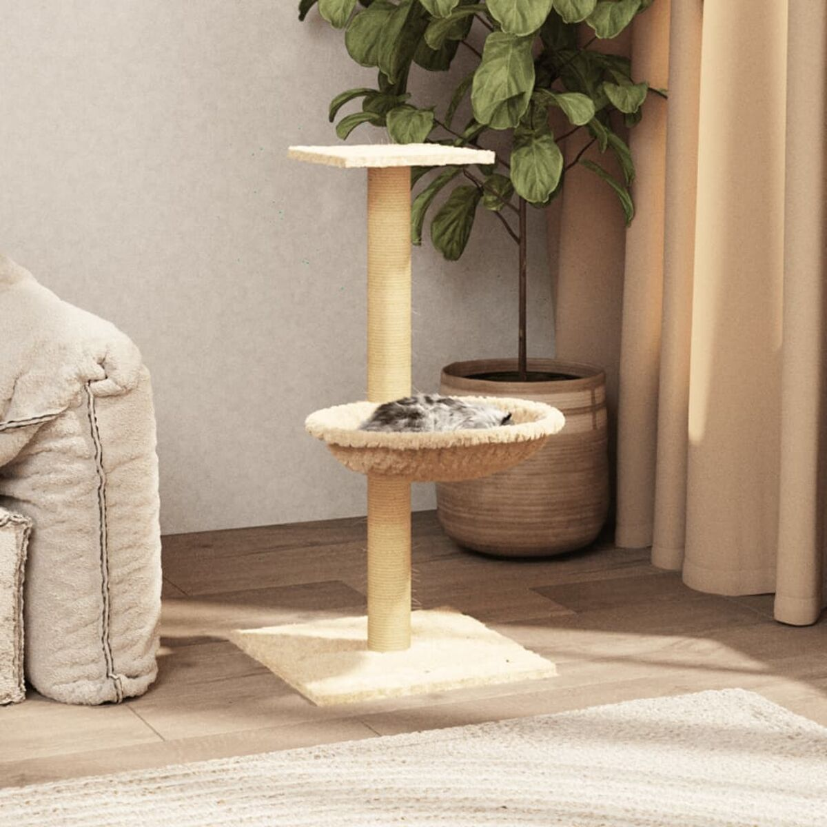 Katzenbaum mit einer Katze, die in einem Bett schläft, Pflanze im Hintergrund, beige Möbel.