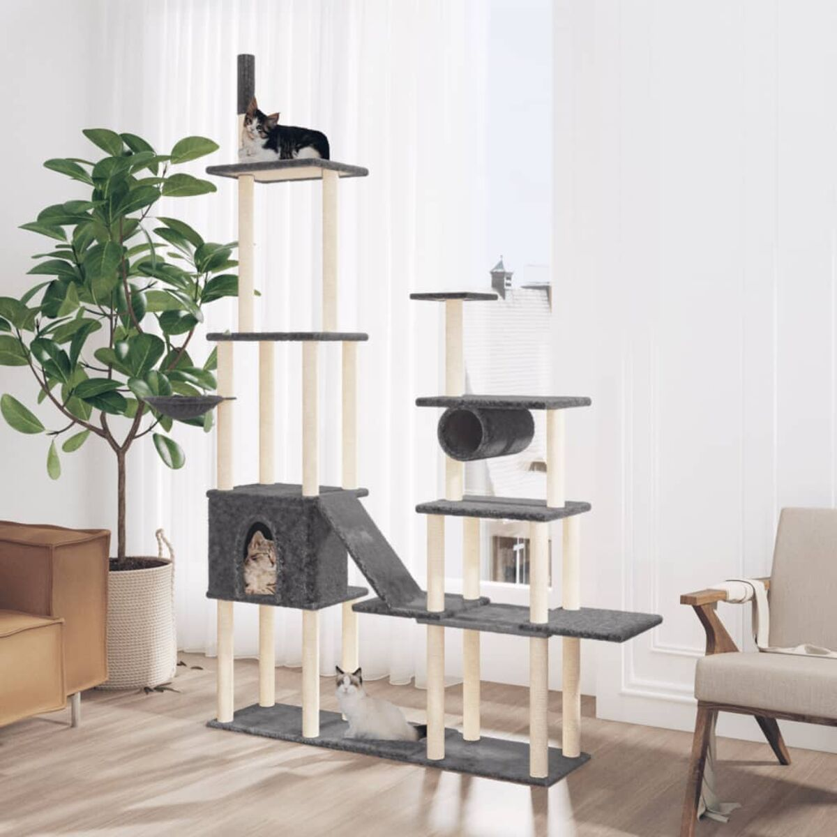 Katzenbaum mit mehreren Ebenen, zwei Katzen und einer Pflanze in einem hellen, modernen Innenraum.