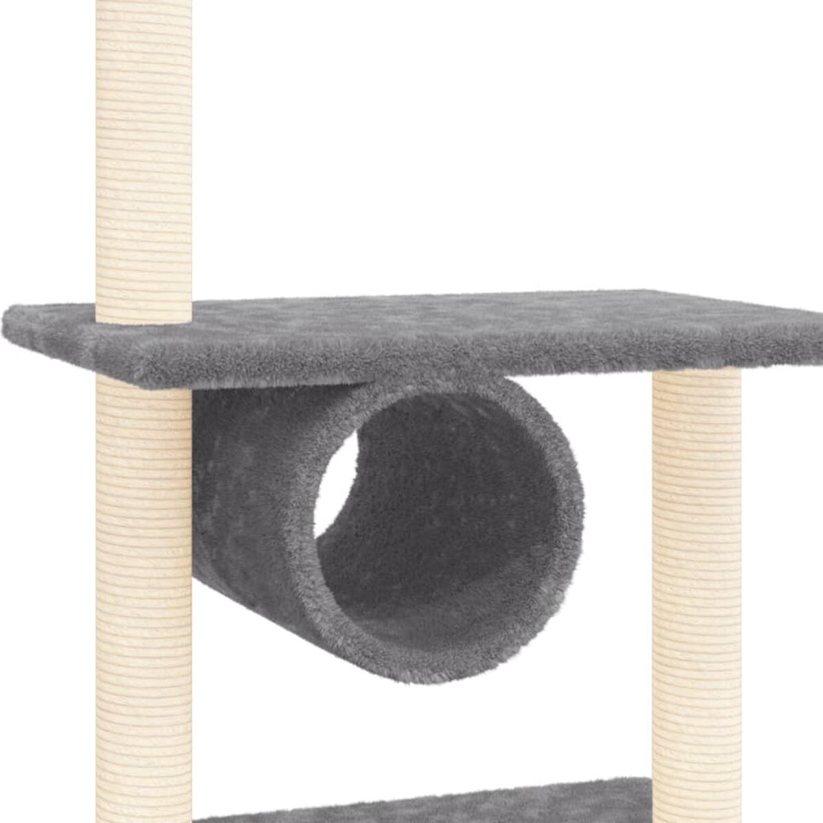 Katzenbaum mit grauen, mit Teppich bedeckten Ebenen und einem Tunnel, vor weißem Hintergrund.