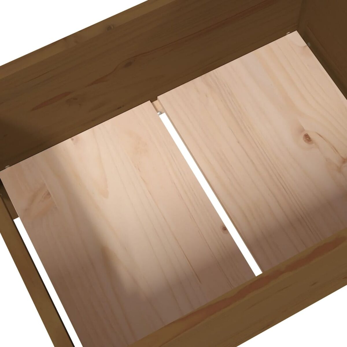 Innenraum einer Holzkiste mit zwei hellen Holzbrettern.