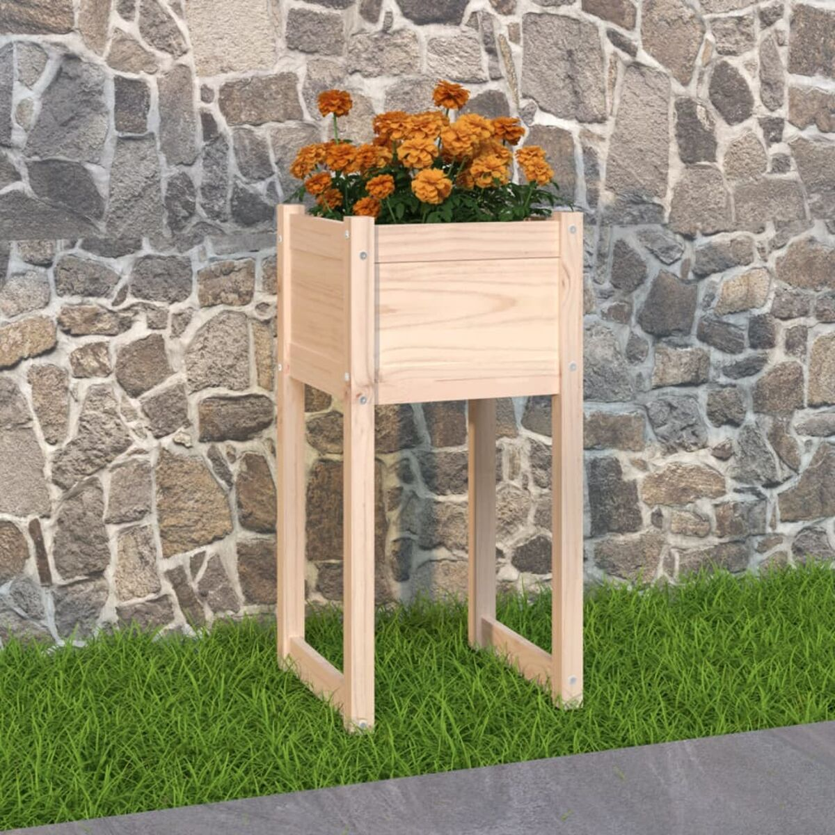 Holz-Pflanzkasten mit orangefarbenen Blumen, auf grünem Gras an einer Steinmauer.