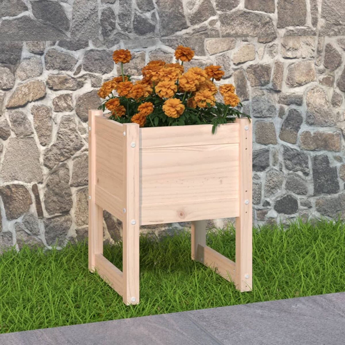 Eine hölzerne Pflanzkasten mit orangefarbenen Blumen, auf Gras und Steingrund platziert.