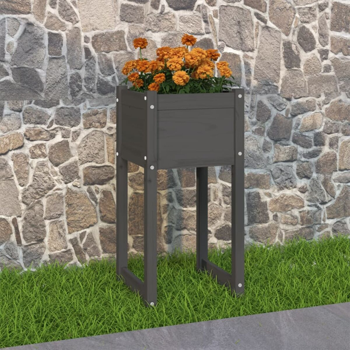 Holz-Pflanzkasten mit orangefarbenen Blumen auf einem Ständer vor einer Steinmauer.