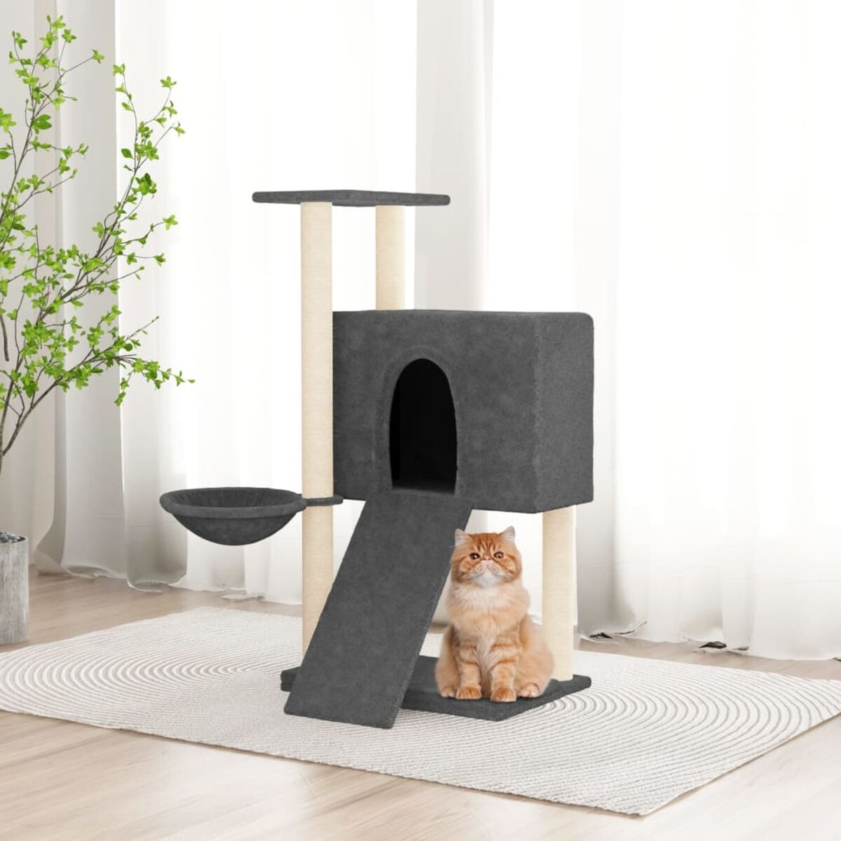 Katzenbaum mit einer Katze darauf. Weißer Hintergrund.
