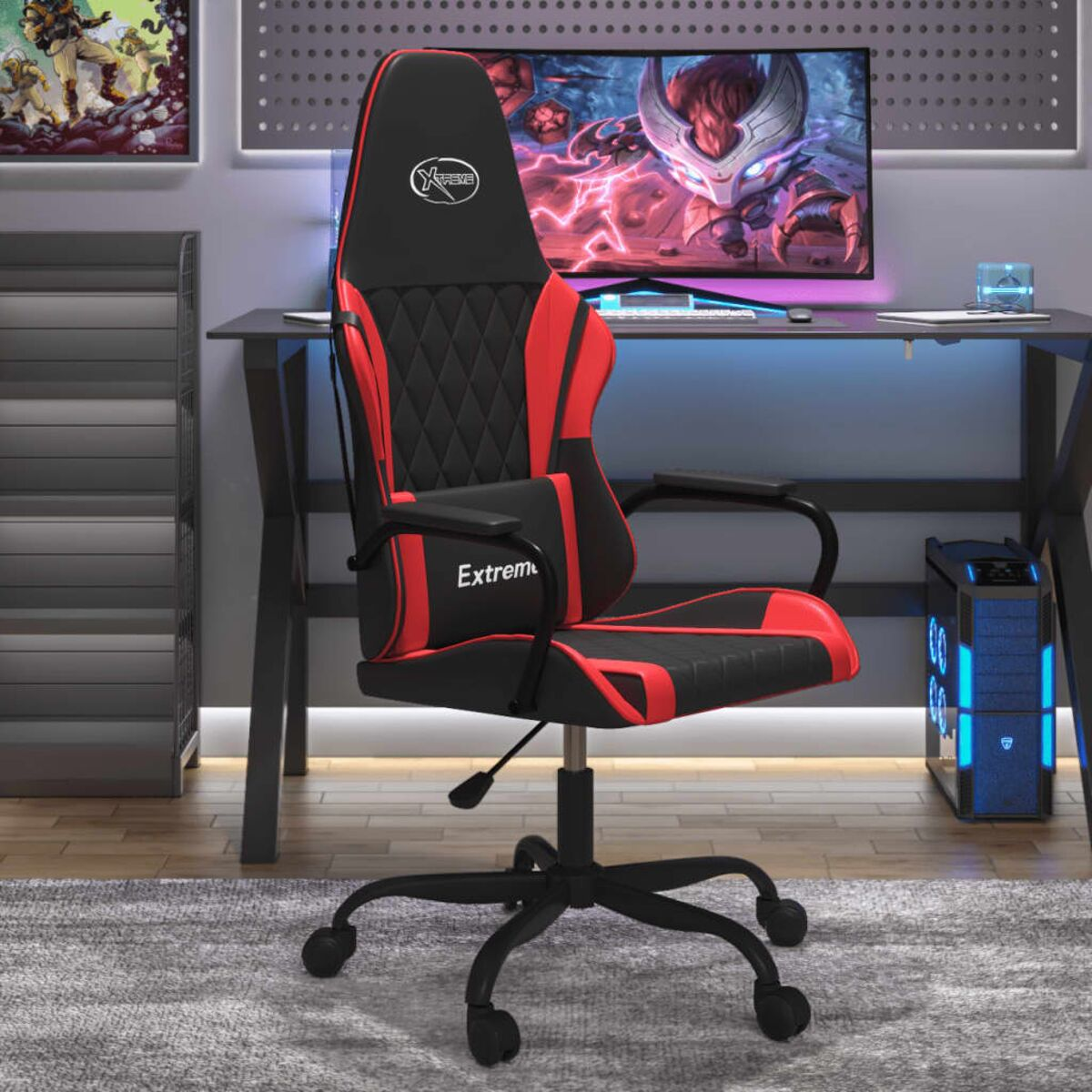 Gaming-Stuhl mit rotem und schwarzem Design. Ein Monitor und ein PC auf einem Schreibtisch sind im Hintergrund zu sehen.