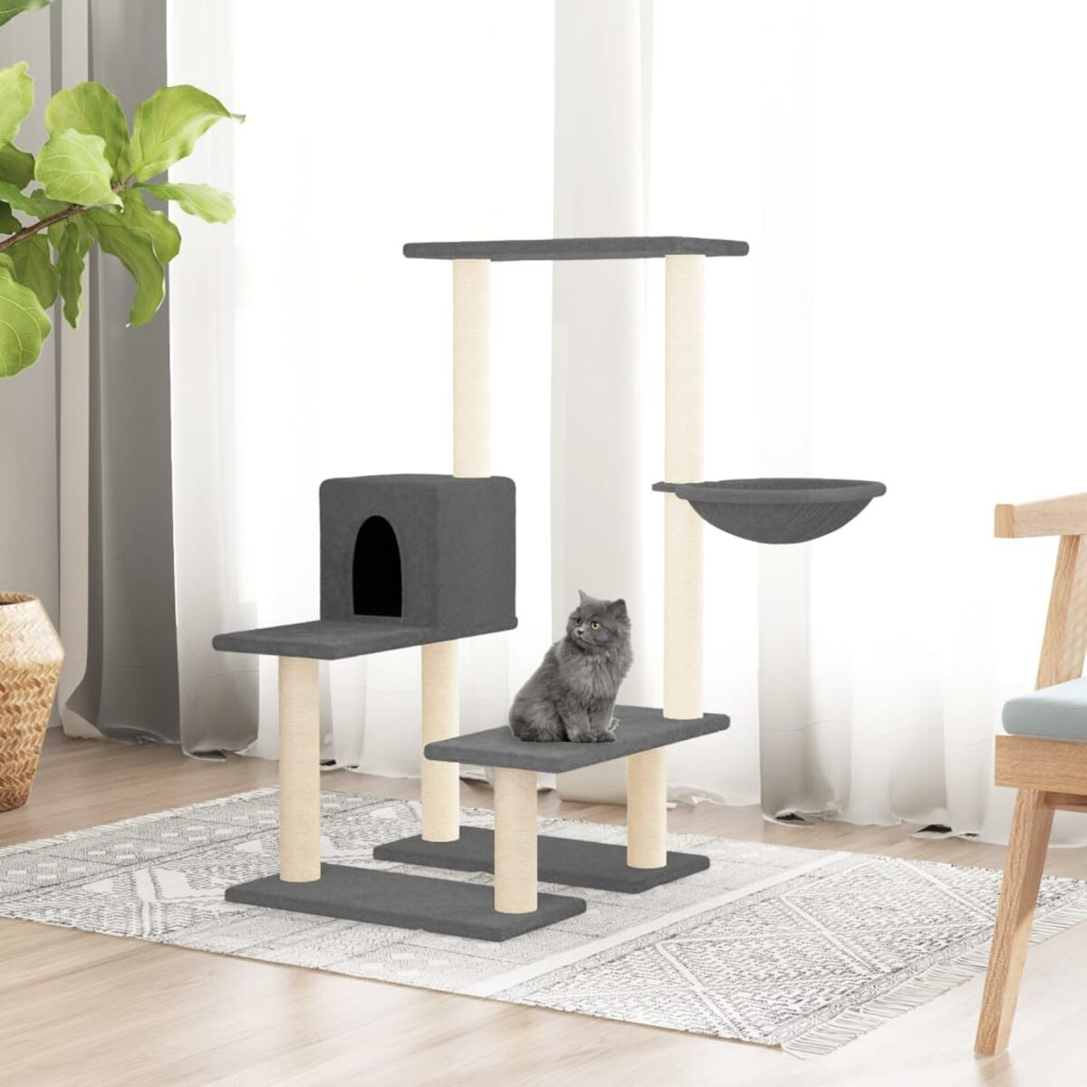 Graue Katze auf einem mehrstöckigen Katzenbaum. Beige Pfosten, graue Plattformen und ein graues Haus.