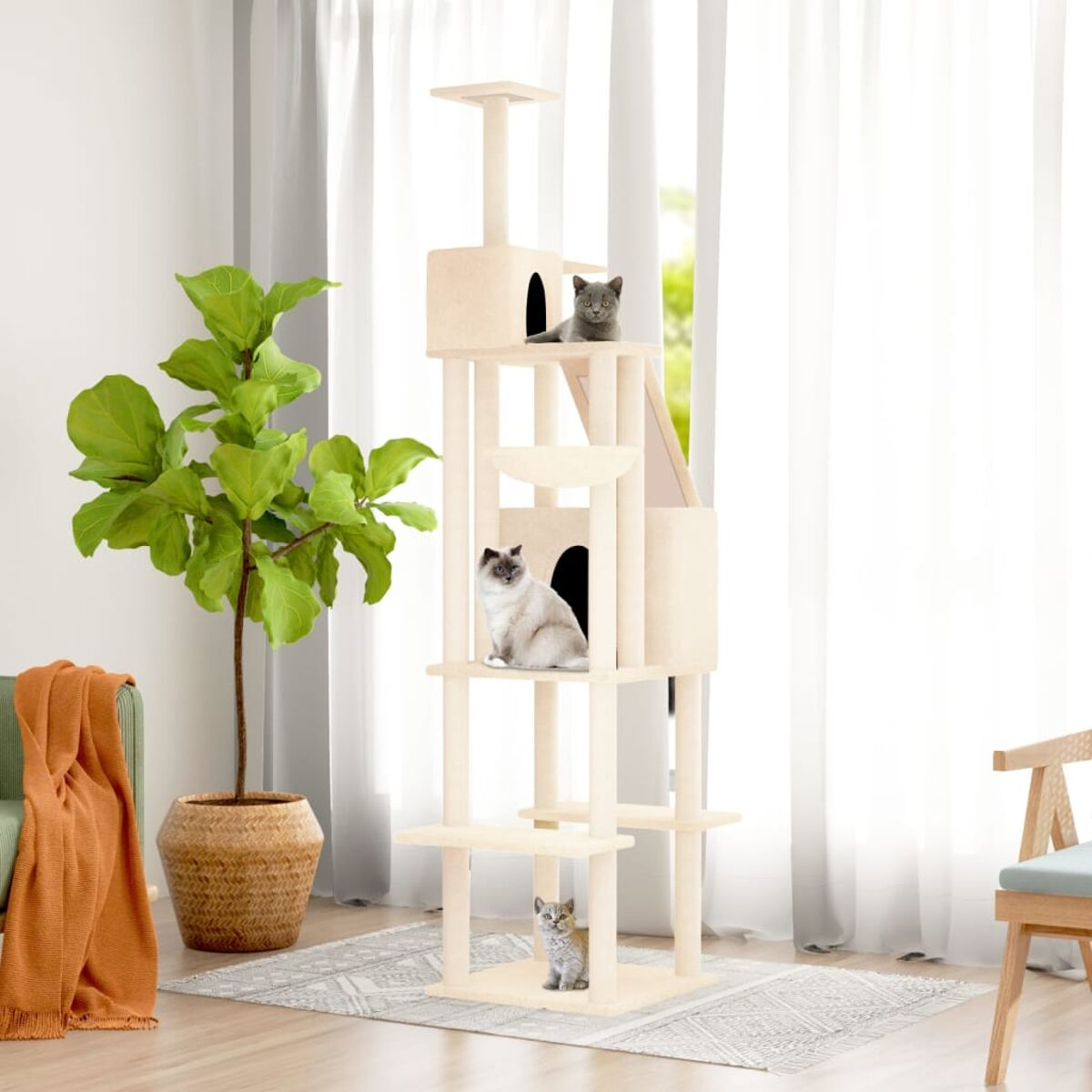 Katzenbaum mit Katzen. Beige und helles Holz. Mehrere Ebenen, mit Katzen drin und oben.