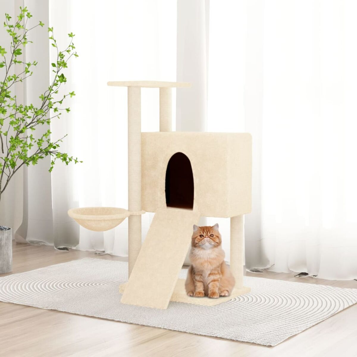 Katzenturm mit Katze, beige Farbe, mit Katze im Haus.
