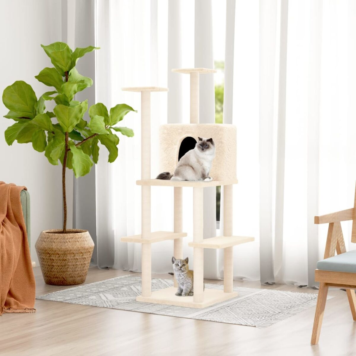 Beiger Katzenbaum mit Katzen, in einem Raum mit Pflanze und Vorhängen.