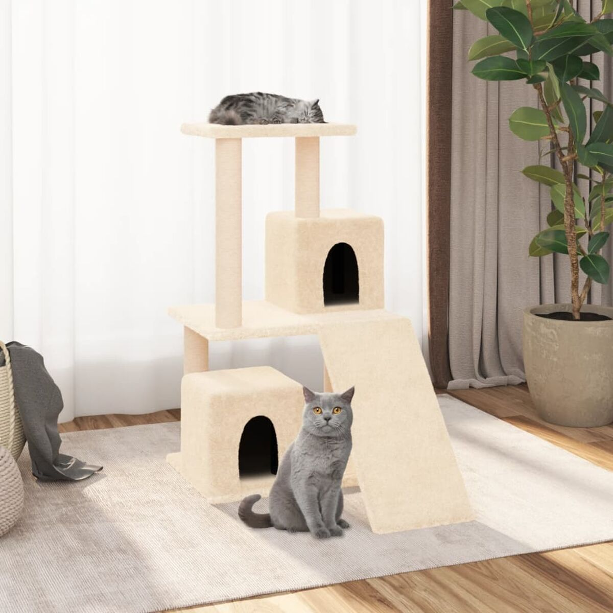 Ein beiger Katzenbaum mit zwei Katzen. Eine Katze schläft oben, die andere sitzt unten.