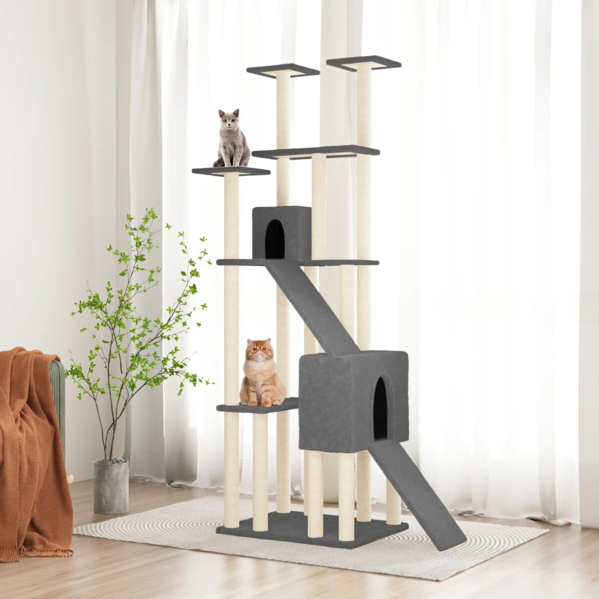 Katzenbaum mit zwei Katzen. Eine graue Katze oben und eine orangefarbene Katze unten.