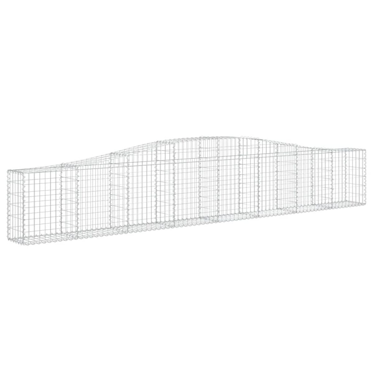 Eine Gabionenwand mit gewölbtem Oberteil, aus Drahtgeflecht, horizontal verlaufend.