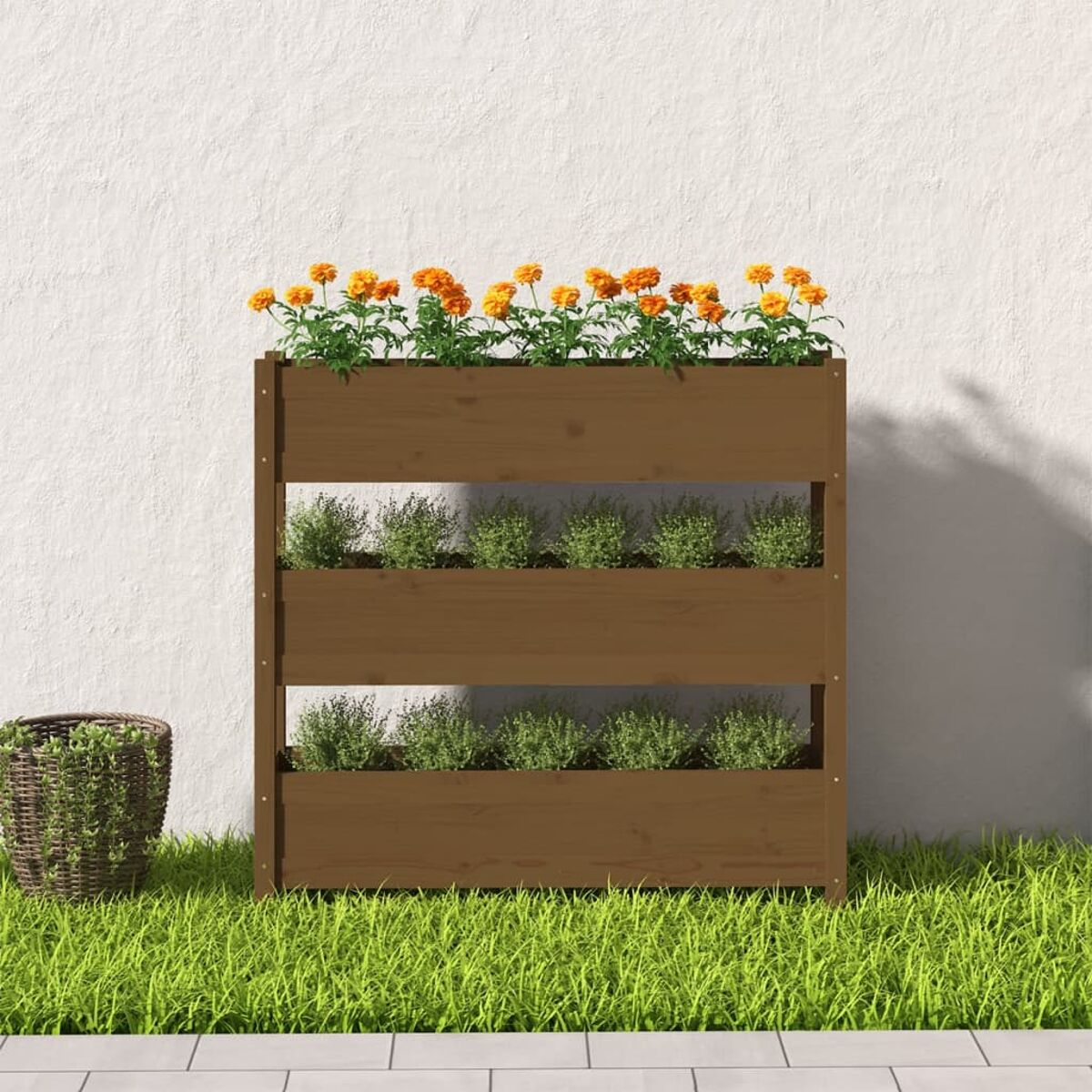 Ein Holzpflanzer mit drei Ebenen, jede mit Pflanzen und orangefarbenen Blüten oben drauf.