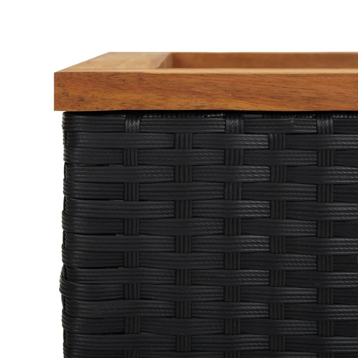 Nahaufnahme eines schwarzen gewebten Pflanzgefäßes mit Holzplatte.