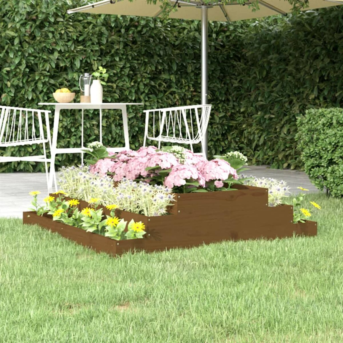 Gestufter Pflanzkasten mit bunten Blumen. Blumen in voller Blüte, grünes Gras, Szene draußen.