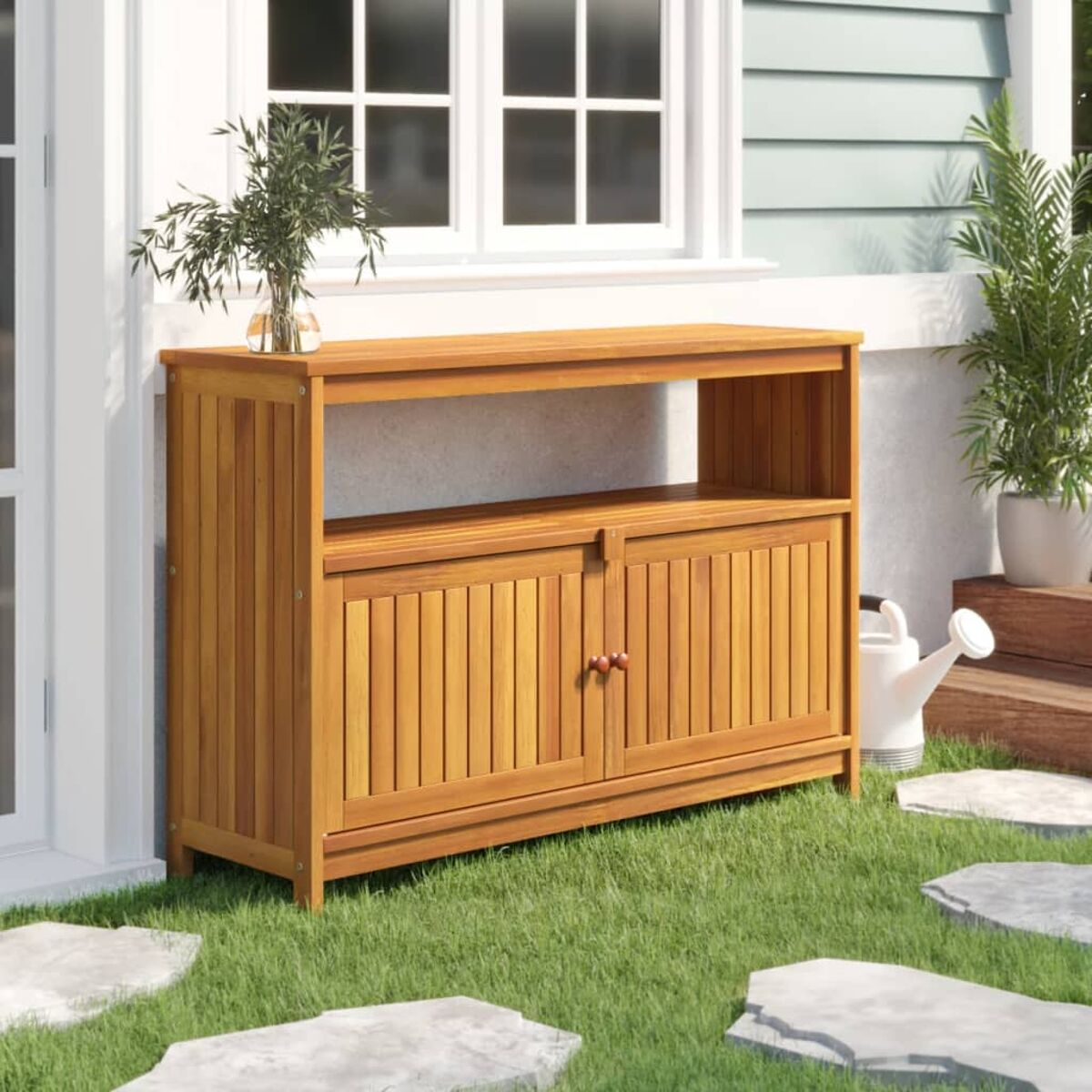 Holzschrank mit Türen und einem Regal, der auf grünem Gras steht. Weißer Hintergrund.