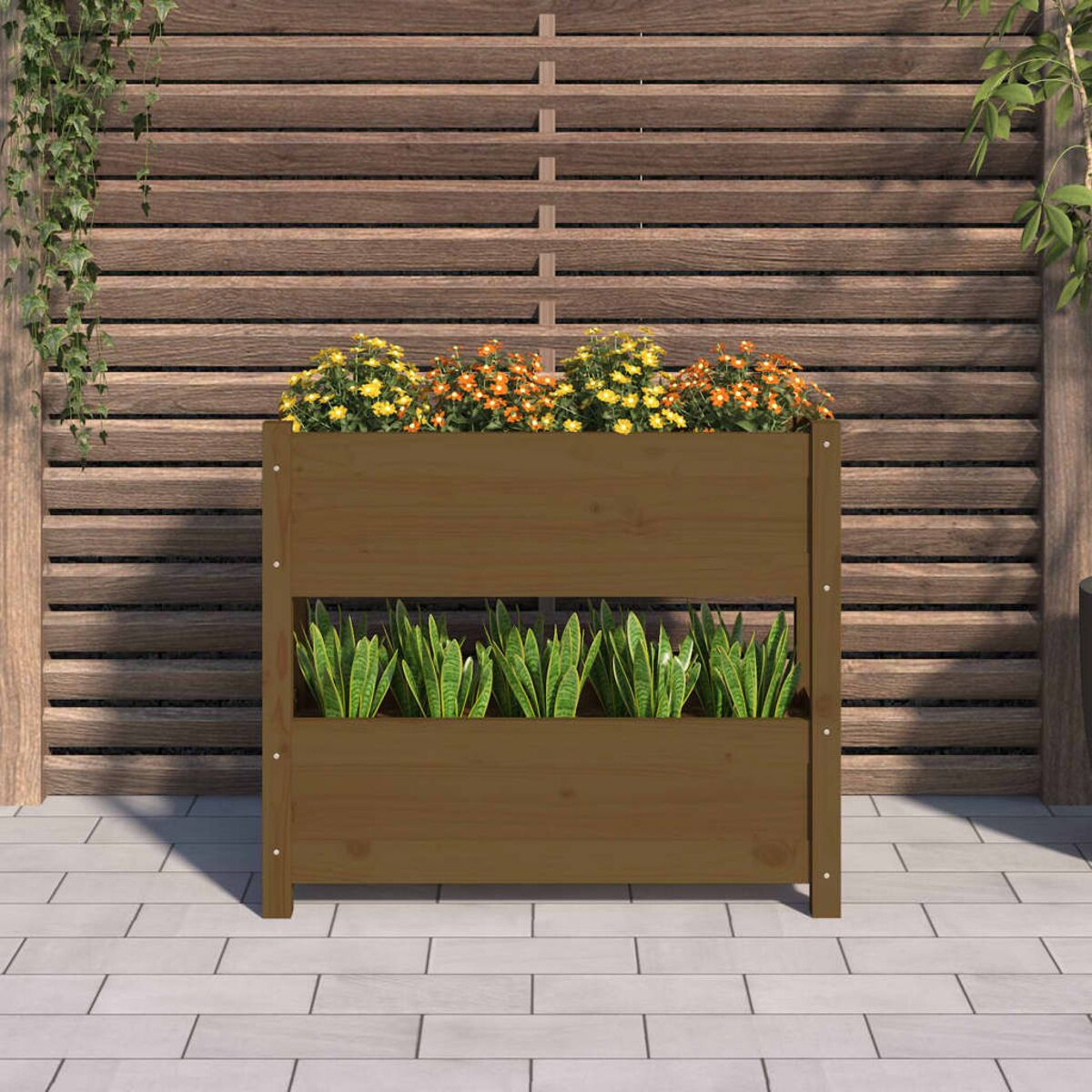 Ein hölzerner Pflanzkasten mit mehreren Abschnitten. Es hat Pflanzen und Blumen oben und unten.
