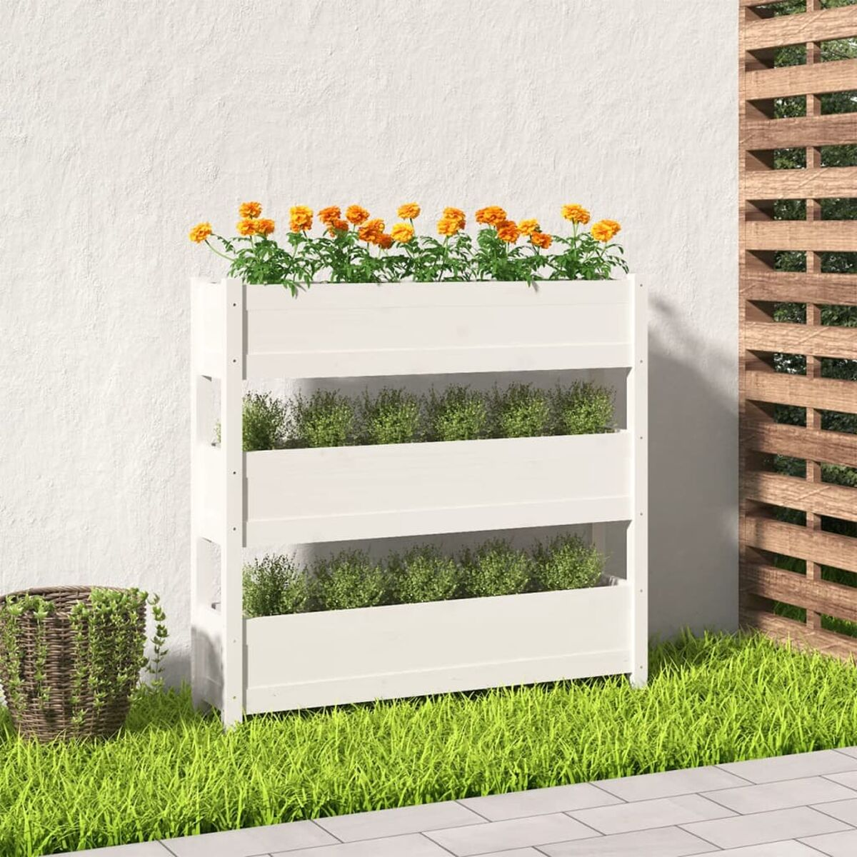 Weißer, mehrstufiger Pflanzer mit orangen Blumen und grünen Pflanzen. Grüner Rasenhintergrund.