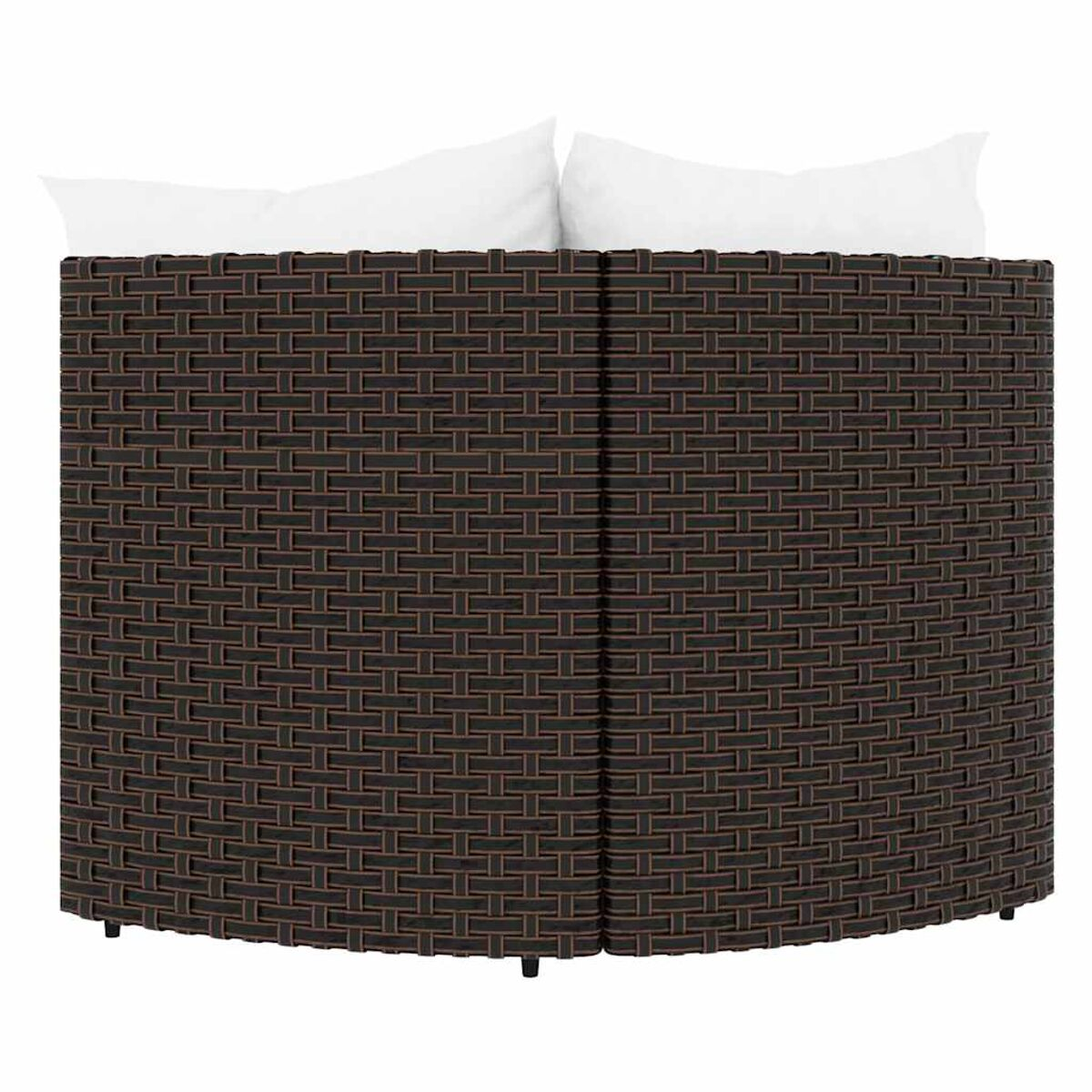 Dunkelbraunes gewebtes Outdoor-Sofa mit weißen Kissen auf weißem Hintergrund.