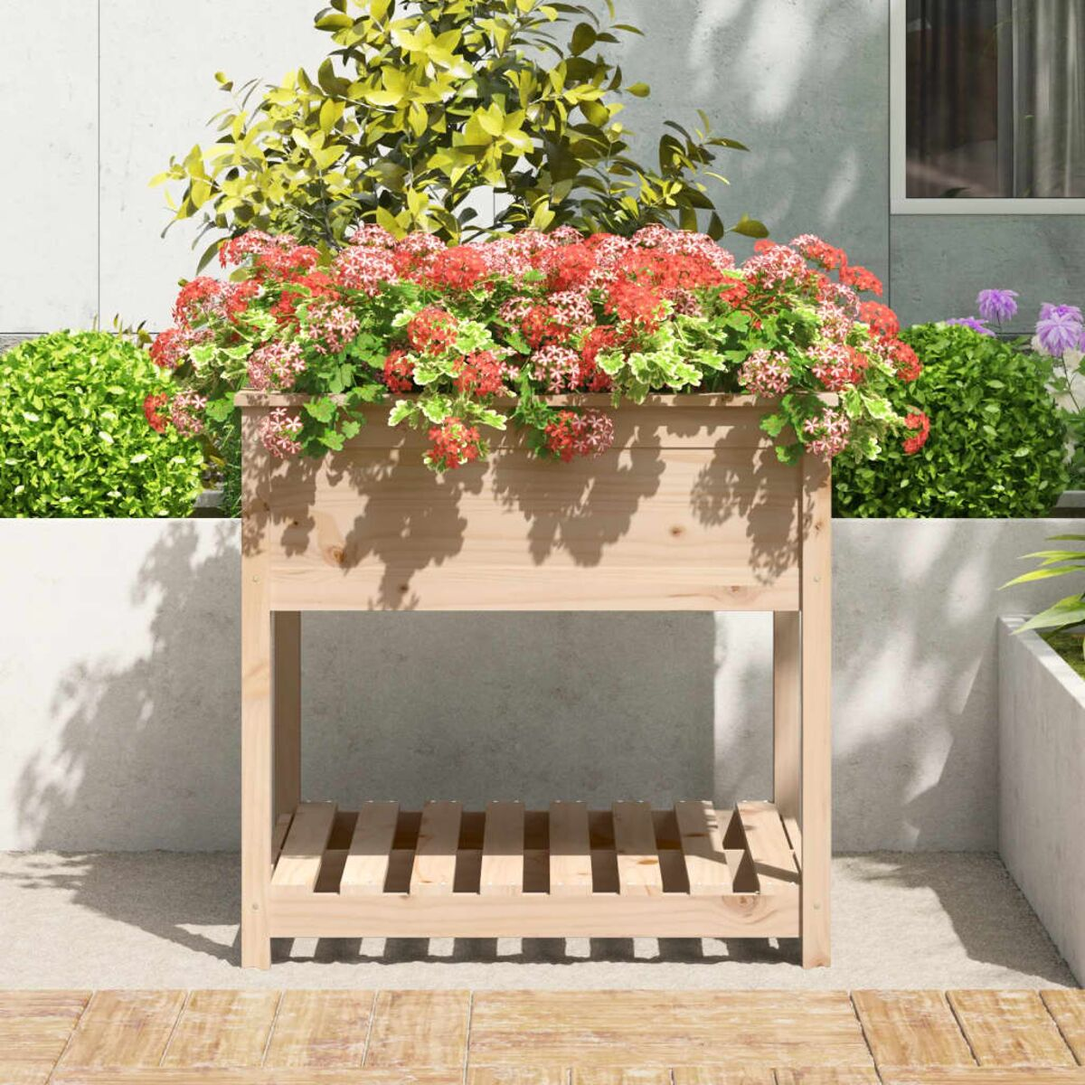 Holz-Pflanzkasten gefüllt mit roten Blumen und Grün, auf einem Holzdeck stehend.