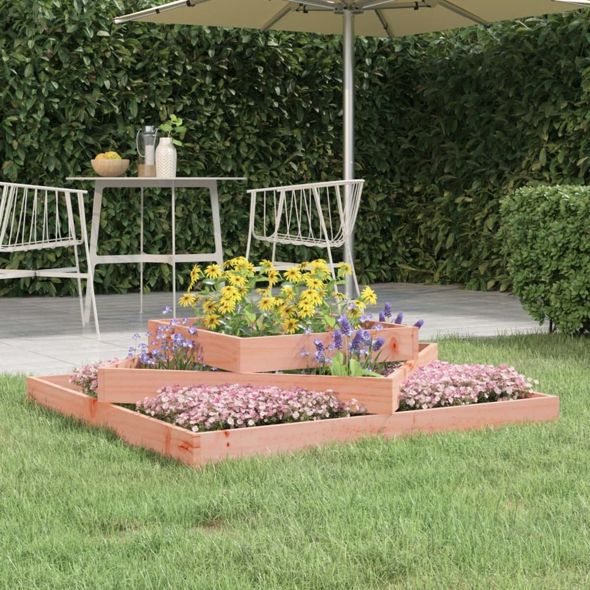 Ein gestufter Blumenkasten aus Holz mit bunten Blumen und grünem Gras in einer Umgebung im Freien.