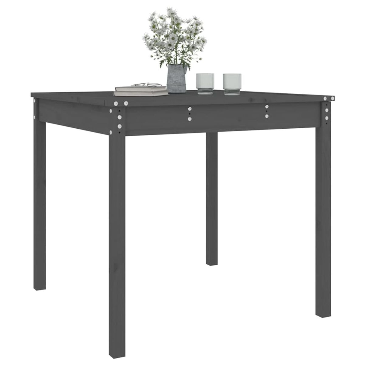Quadratischer Holztisch, grau, mit Blumenvase, Gläsern und Buch.