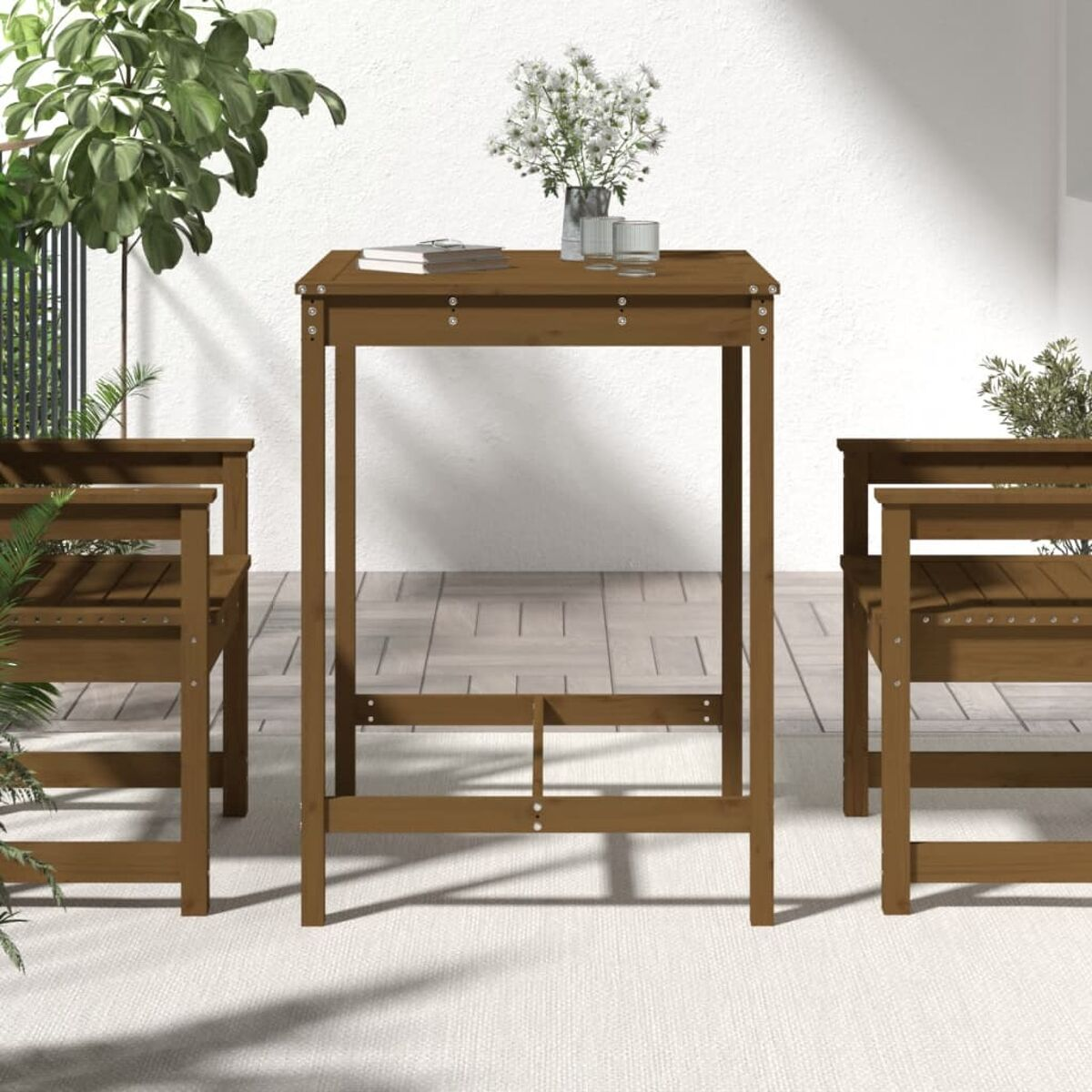 Quadratischer brauner Tisch mit zwei Stühlen, ein weißer Hintergrund mit Pflanzen. Eine Vase mit weißen Blumen steht auf dem Tisch.