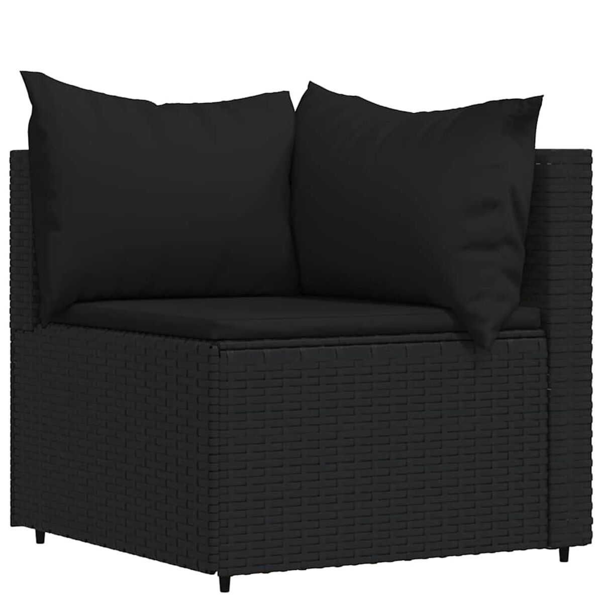Ein schwarzes Ecksofa aus Korbgeflecht mit zwei schwarzen Kissen.