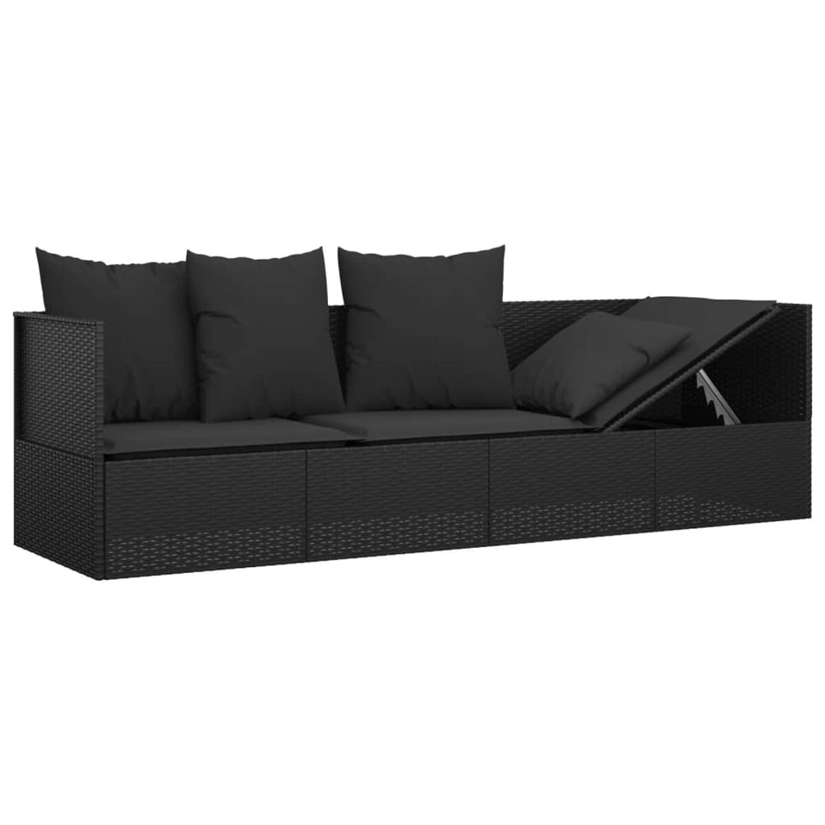 Ein schwarzes Outdoor-Sofa aus Korbgeflecht hat drei Kissen und Stauraum. Es ist vor einem weißen Hintergrund.