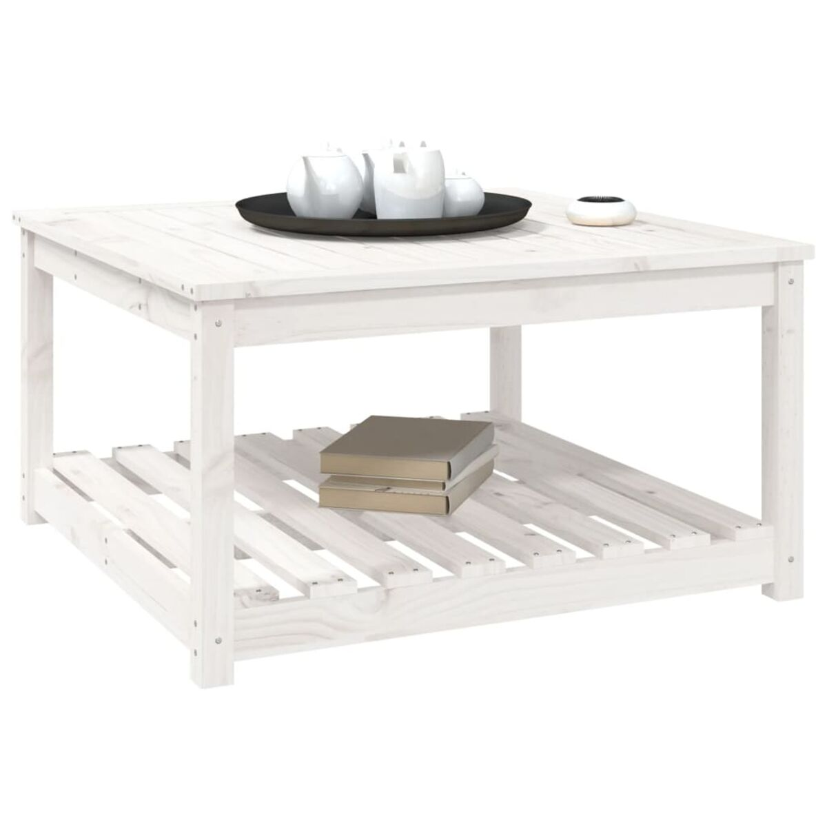 Weißer quadratischer Couchtisch mit Ablage. Zwei Bücherstapel auf dem Regal, schwarzes Tablett oben.
