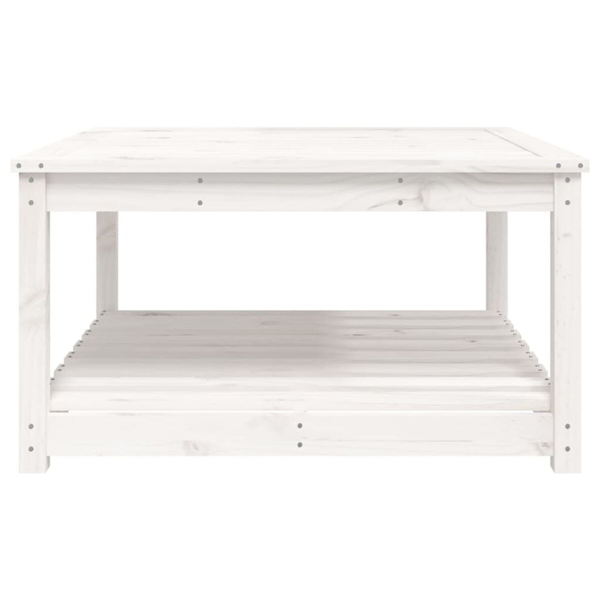 Ein weißer Holztisch mit unterer Ablage und vier Beinen. Weißer Hintergrund.