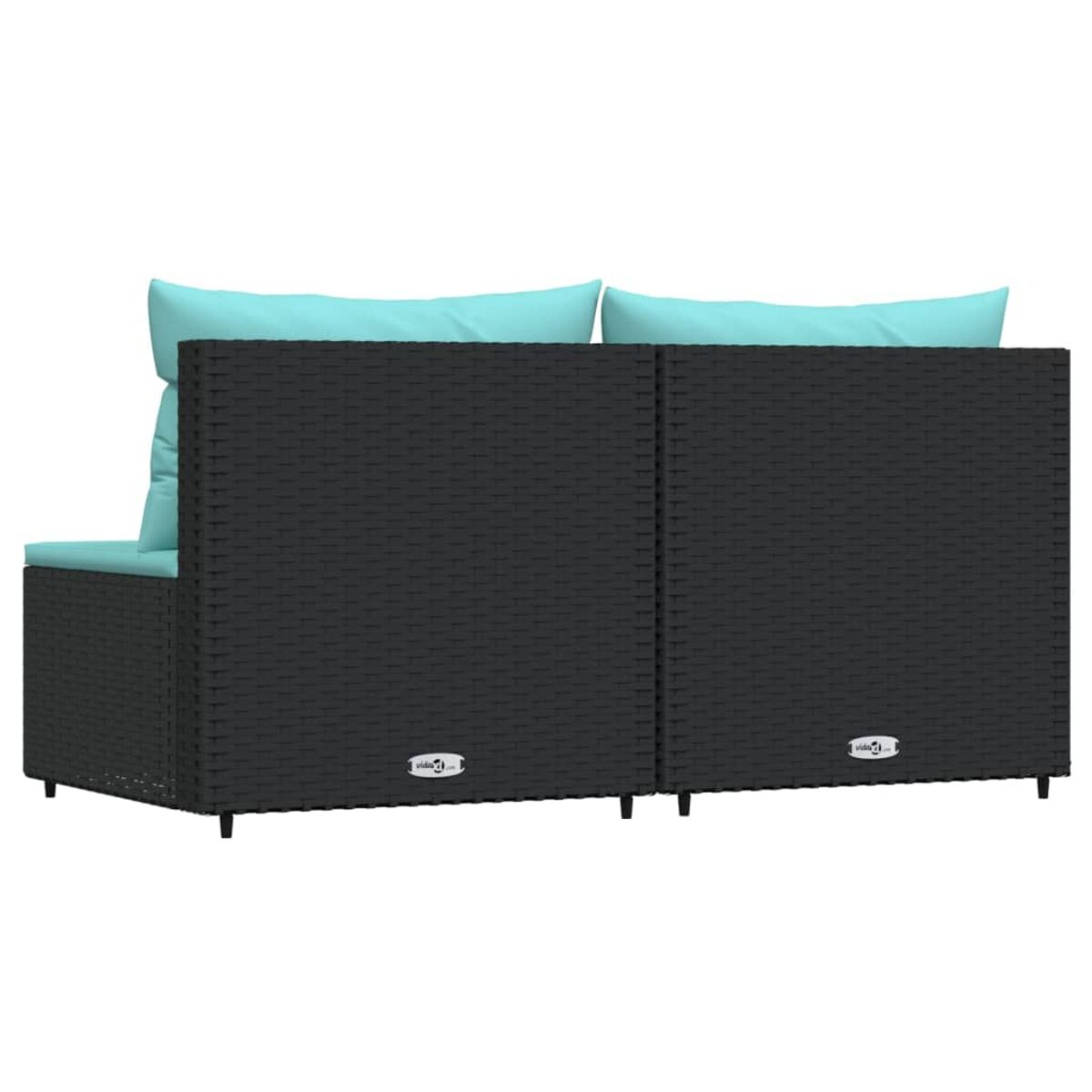 Rückansicht eines schwarzen Rattansofas mit zwei blauen Kissen. Weißer Hintergrund.