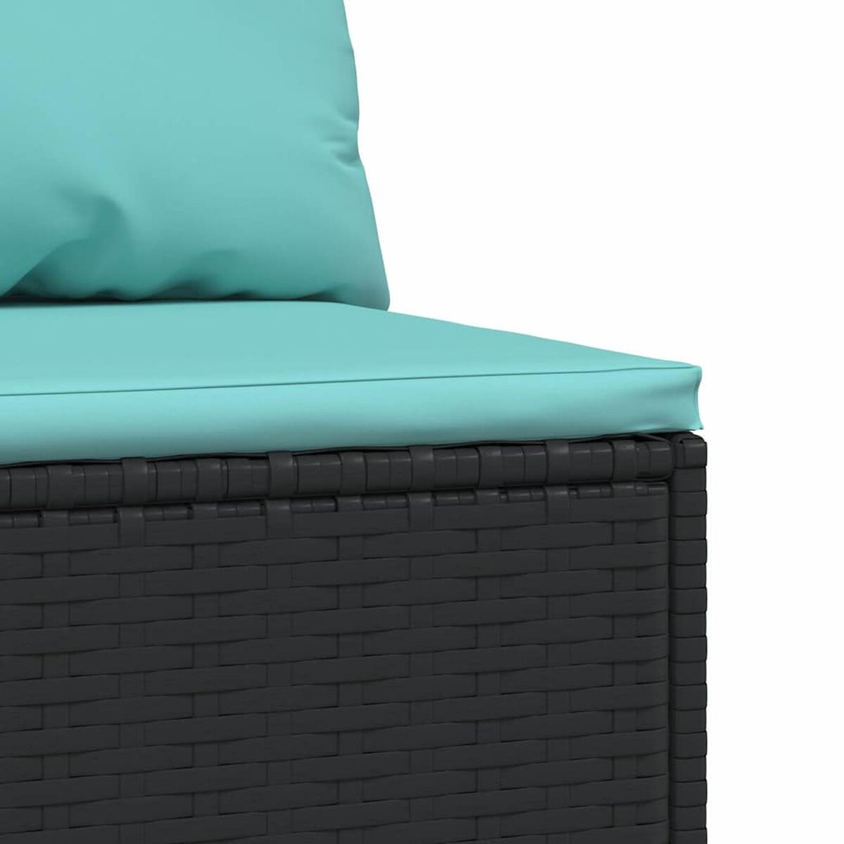 Nahaufnahme eines schwarzen Korbflechtsofas mit hellblauem Kissen.
