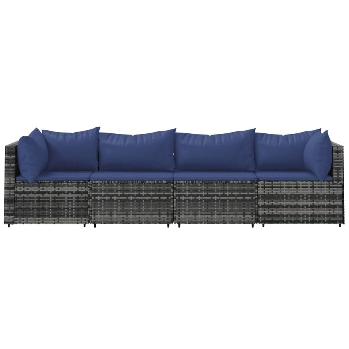 Graues Rattan-Sofa mit blauen Kissen, von vorne gesehen.