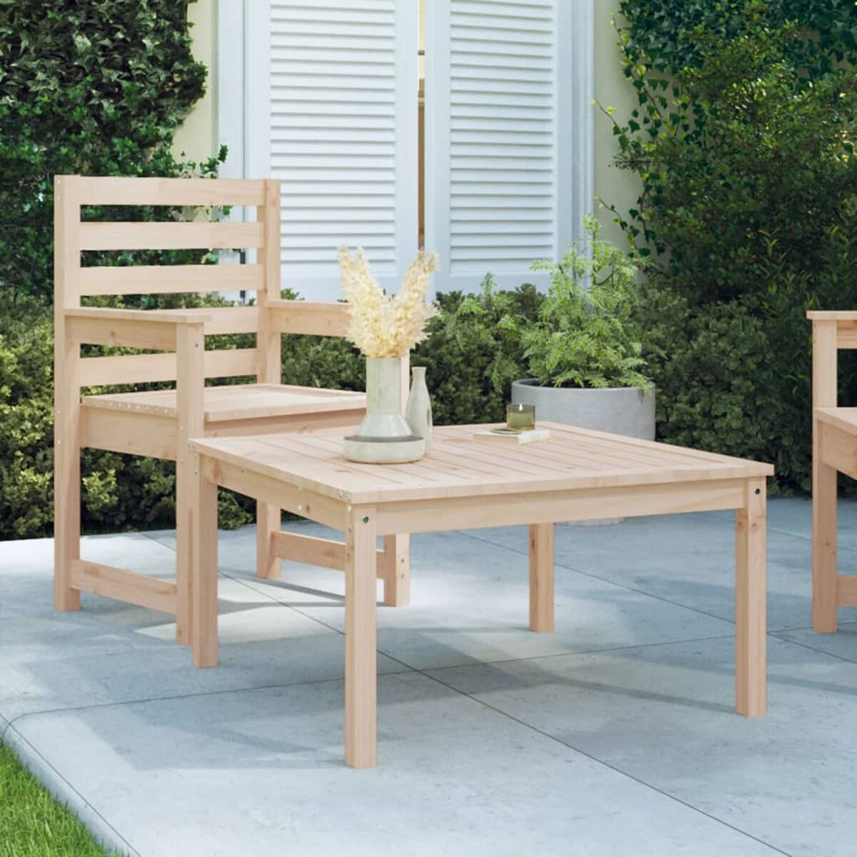Holz-Terrassenset: Stuhl, Tisch und Hintergrund.