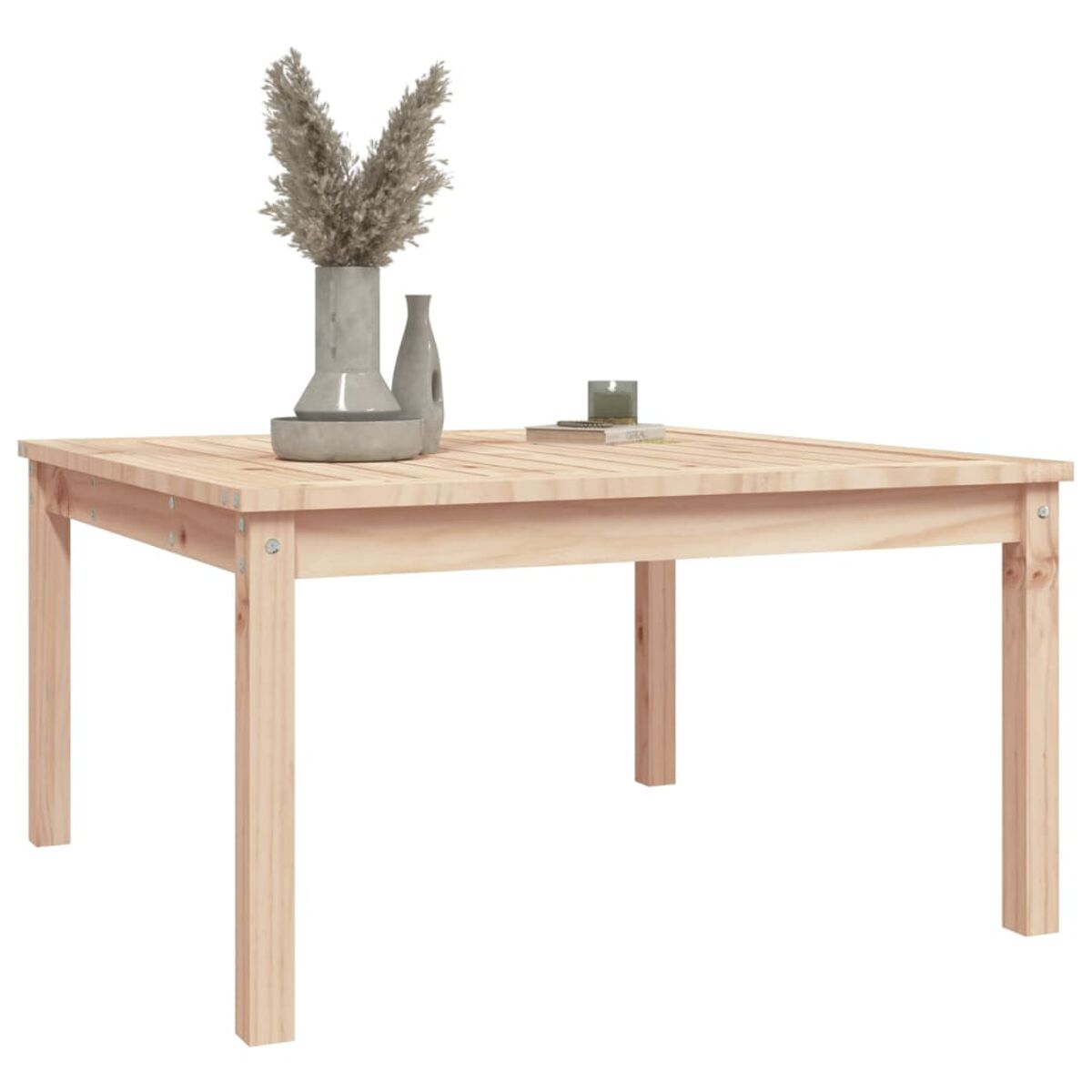 Quadratischer Holztisch mit Vase, Kerzen und Deko. Helle Holzfarbe.