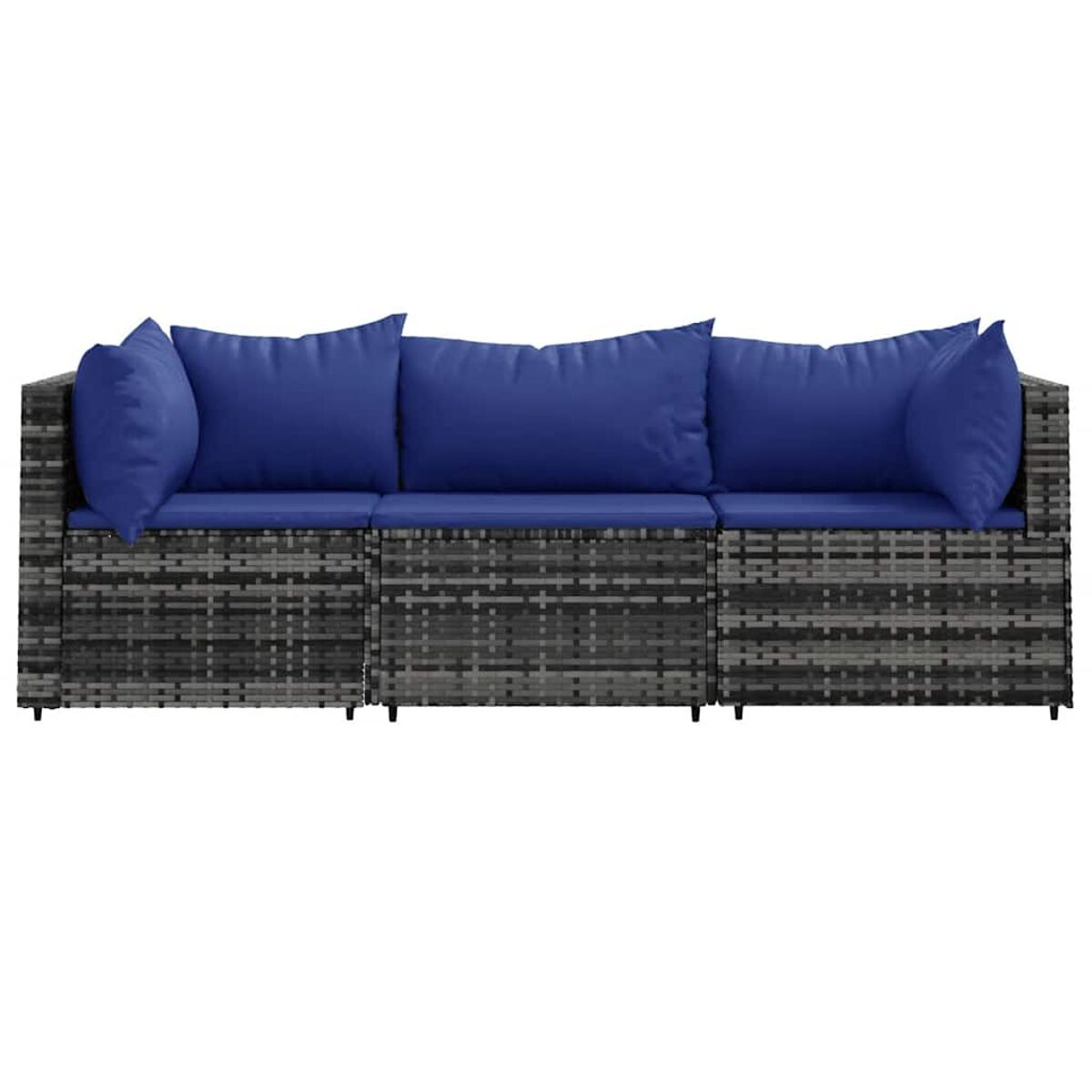Graues Outdoor-Sofa aus Korbgeflecht mit drei blauen Kissen. Weißer Hintergrund.
