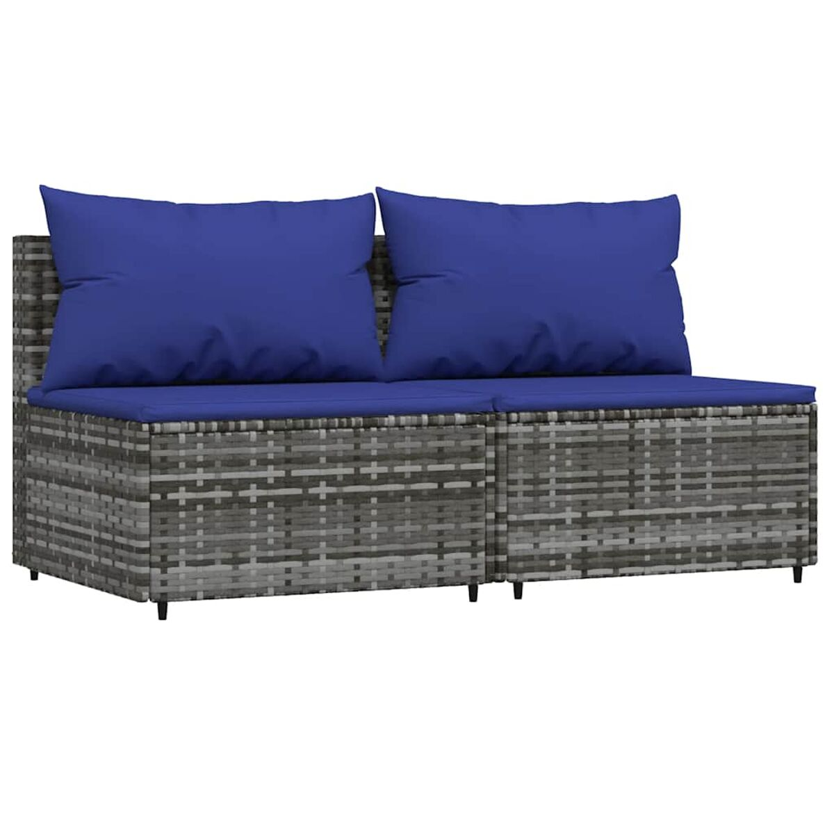 Ein graues Zweisitzer-Sofa aus Korbgeflecht mit zwei blauen Kissen. Das Sofa steht vor weißem Hintergrund.