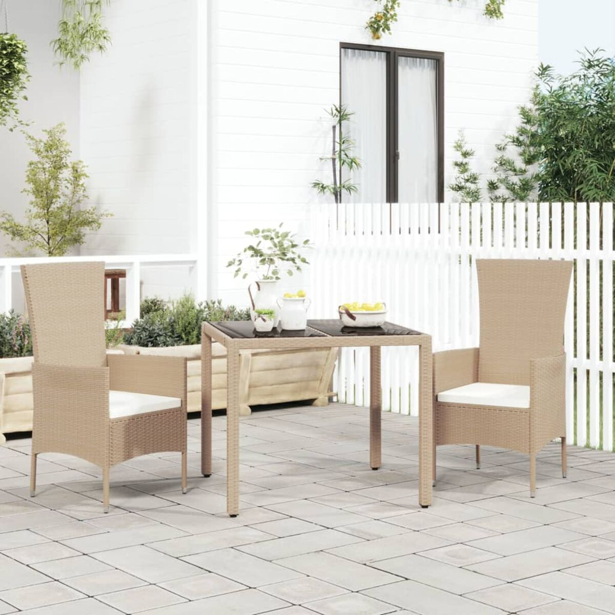 Essgruppe für draußen mit Tisch und zwei Stühlen. Auf gefliester Terrasse. Weißer Hintergrund.