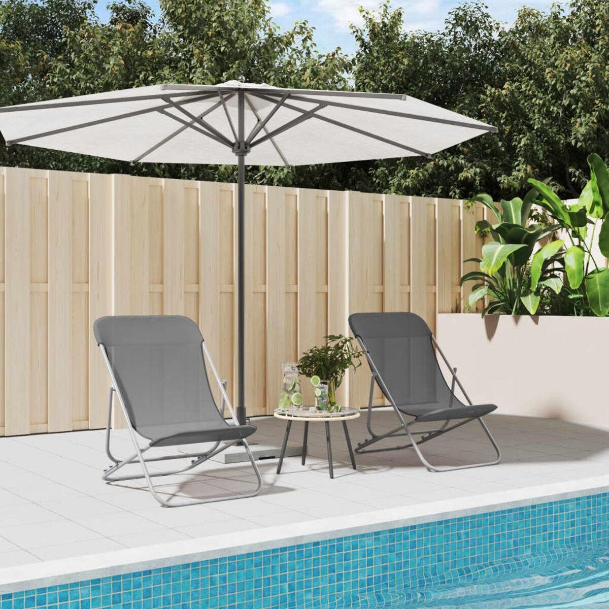 Szene am Pool mit zwei Klappstühlen, kleinem Tisch, Sonnenschirm und Pool im Hintergrund.