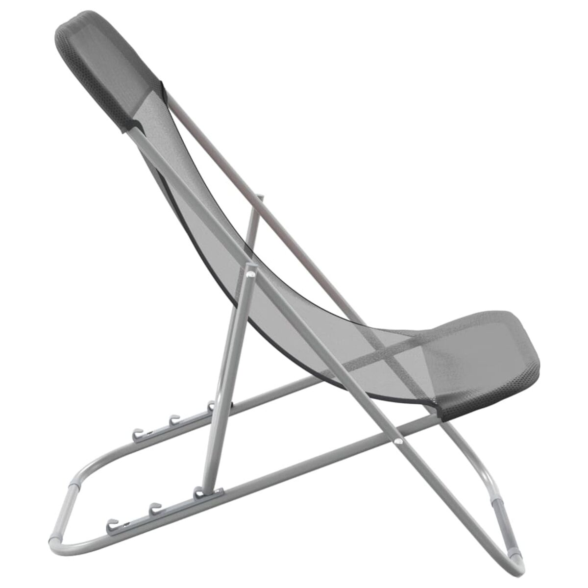Grauer Klappstuhl aus Netzstoff im Profil. Er hat ein einfaches Design und ein Metallgestell.