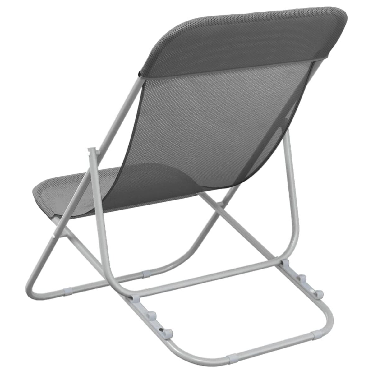 Grauer Outdoor-Klappstuhl aus Mesh auf weißem Metallrahmen. Weißer Hintergrund.