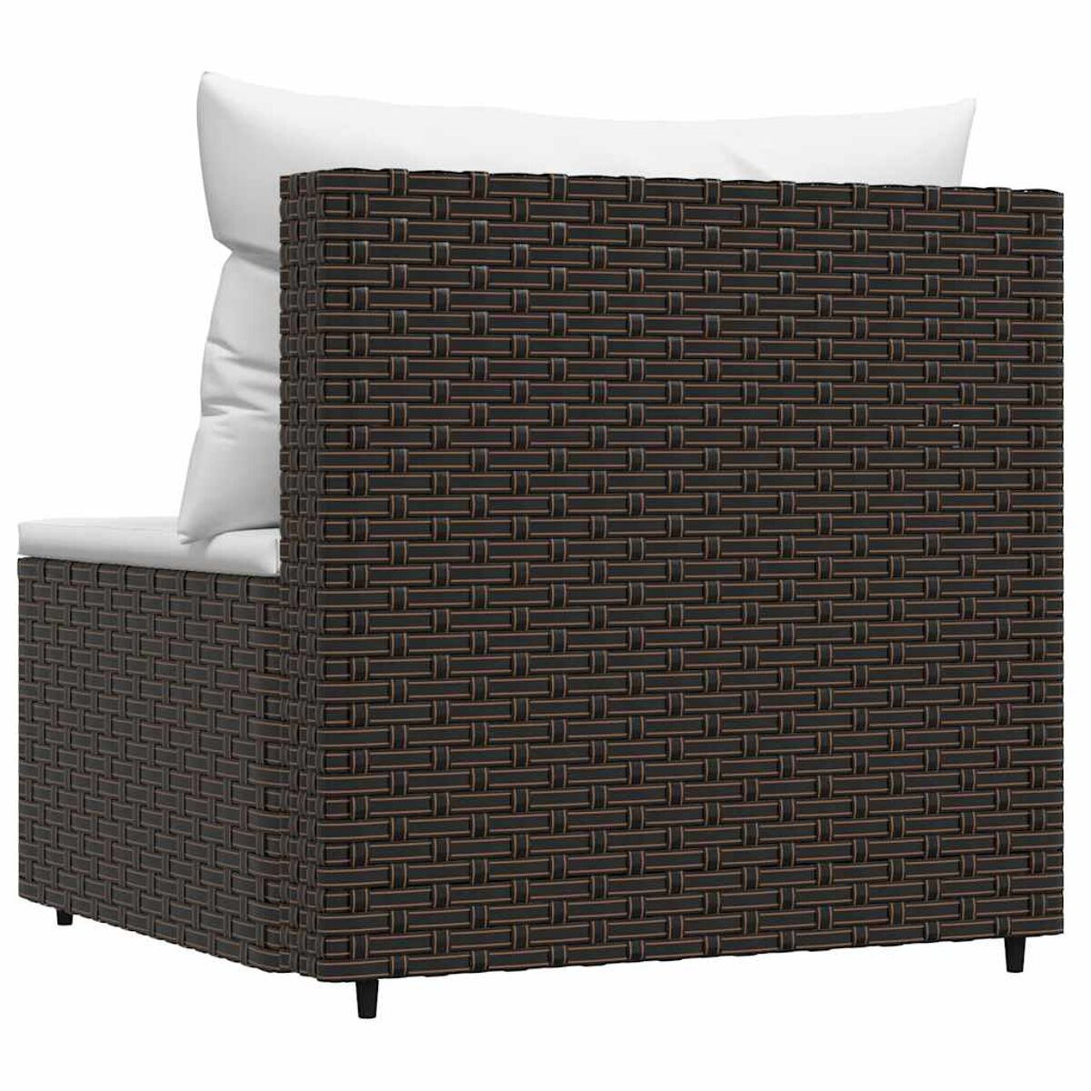 Brauner Rattan-Sofateil mit weißen Kissen und hohem Rücken. Rückansicht.