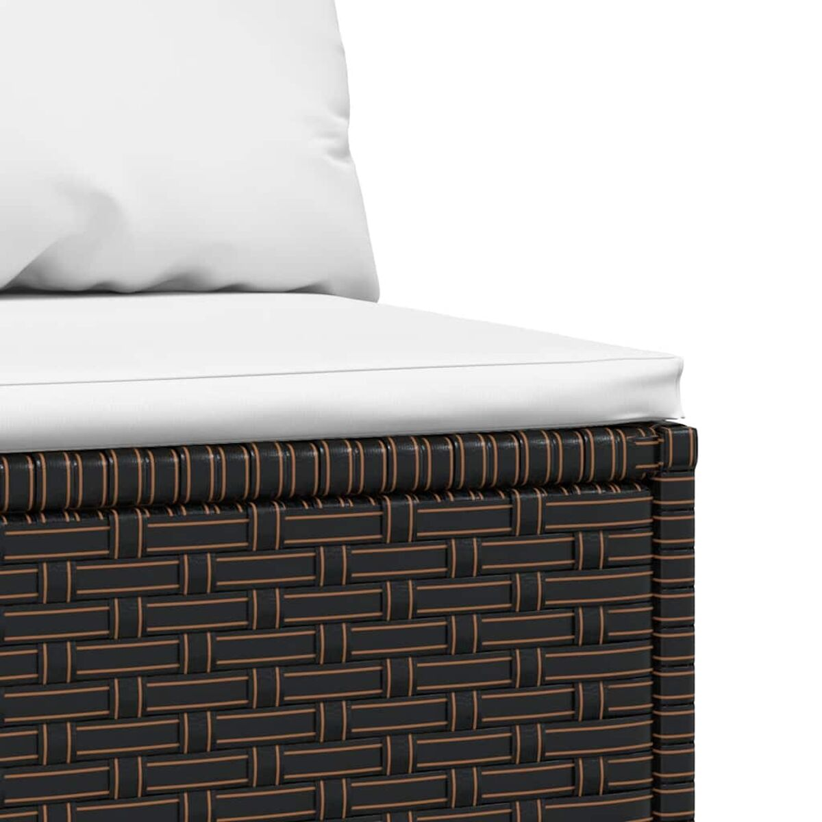 Nahaufnahme eines braunen und schwarzen Rattan-Sofas mit weißem Kissen.